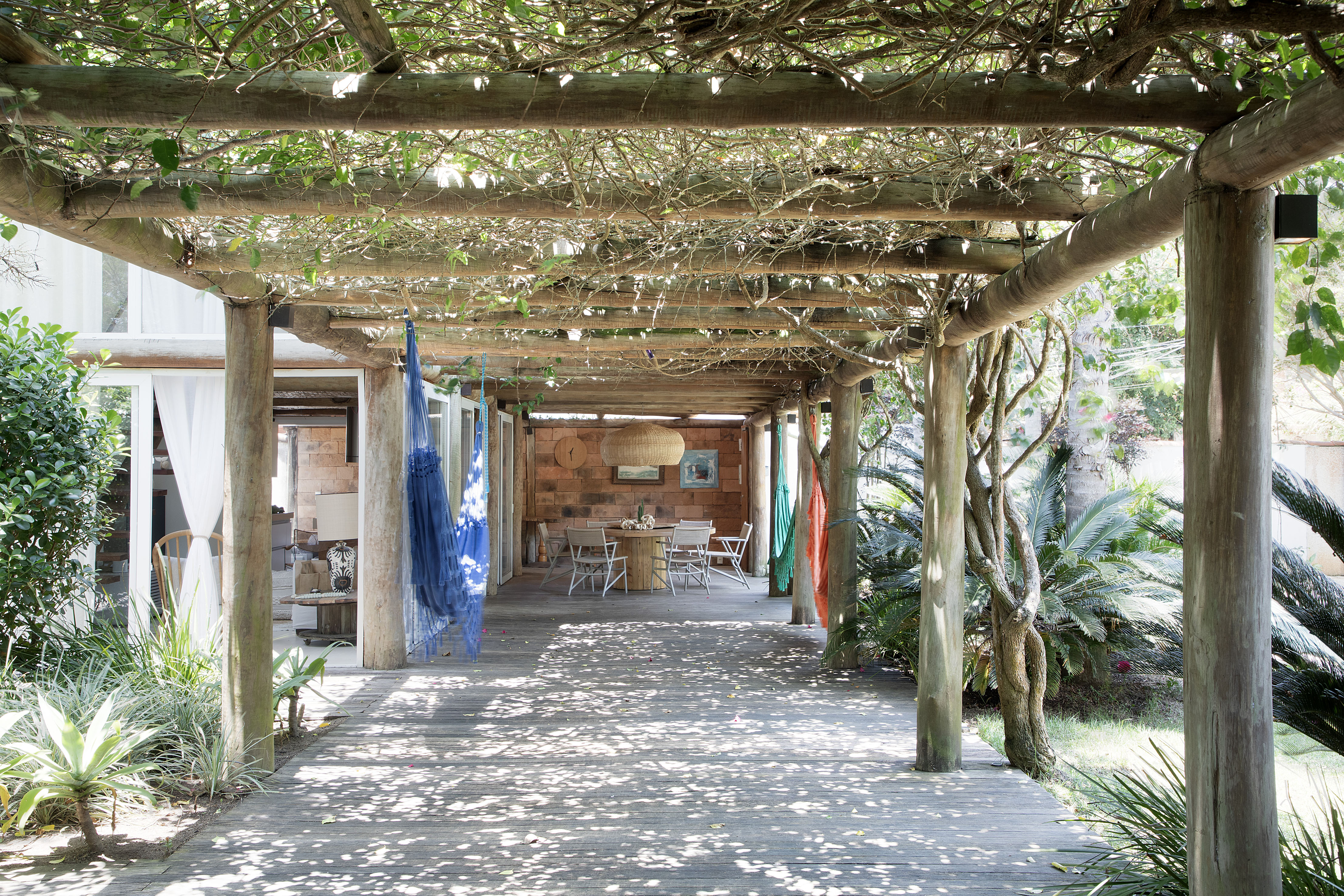 Conheça a casa de praia em Búzios da arquiteta Mônica Gervásio. Na foto, pergolado e varanda.