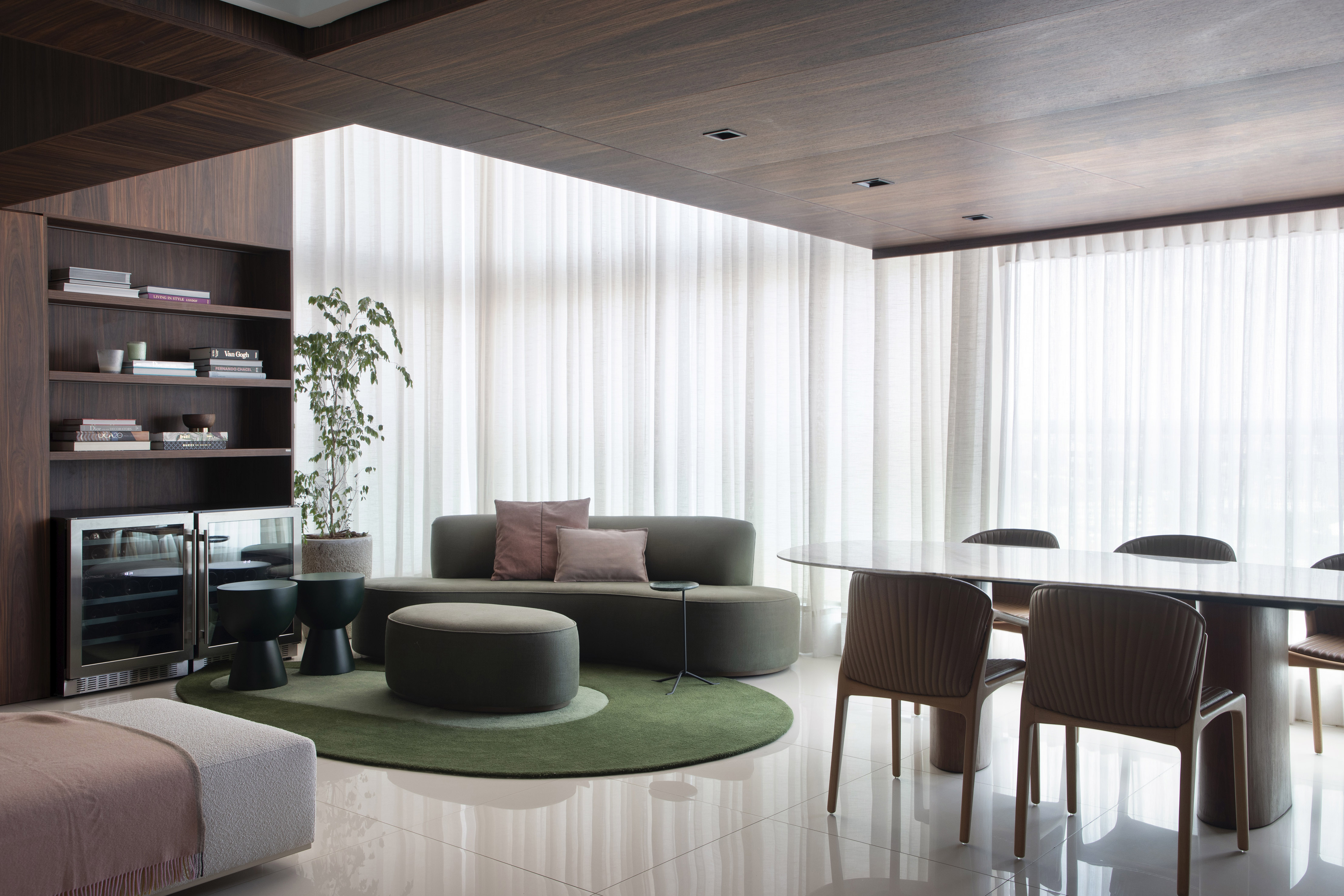 Décor sóbrio e elementos clássicos marcam décor de apê de 350 m². Projeto de Vangii Guerra, Na foto, sala com mesa de jantar e sofá curvo,