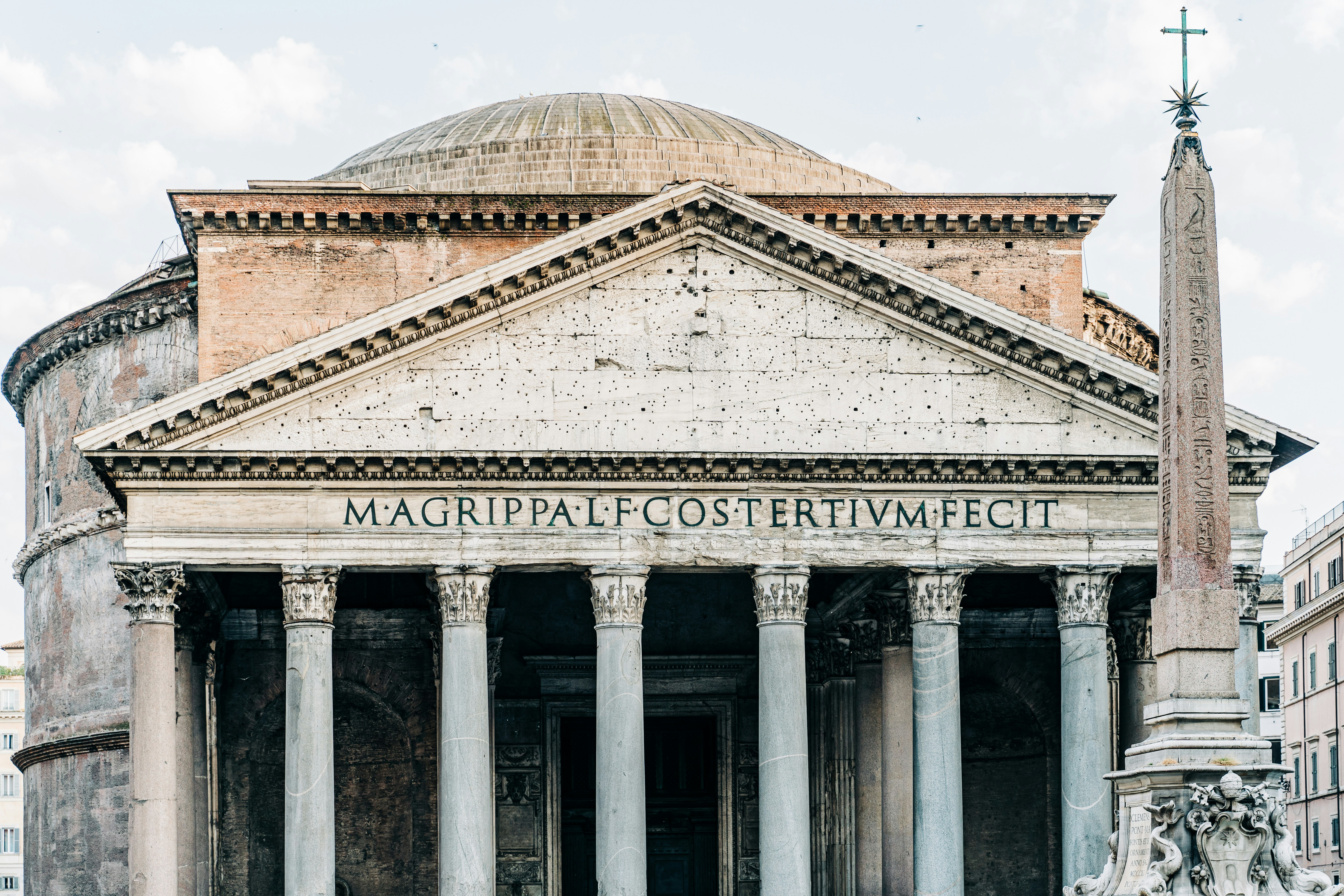 O frontão do Panteão em Roma exibe a inscrição original dedicada por Agripa, mesmo após a reconstrução por Adriano.