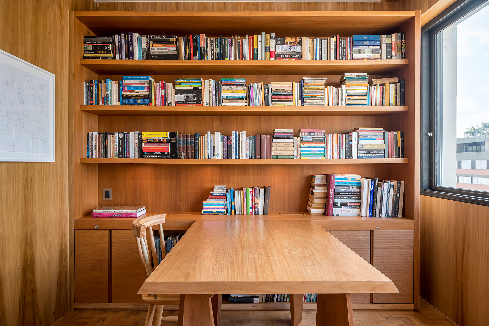 Apartamento de 380 m² é morada e galeria de arte ao mesmo tempo. Projeto de Pedro Coimbra. Na foto, escritório com biblioteca e poltrona.