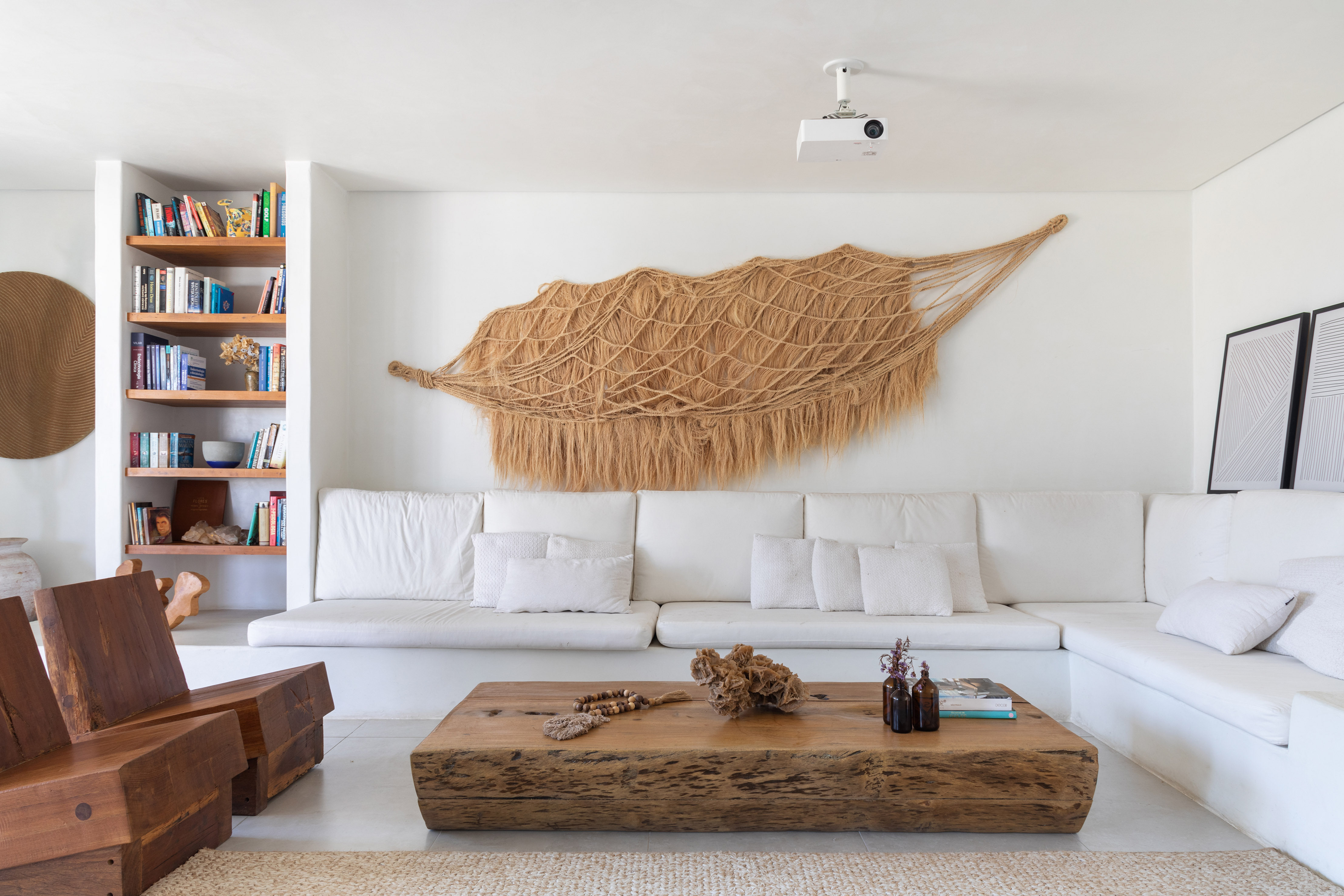 Cobertura de 340 m² tem décor rústico grego e SPA de 30 m². Projeto de Rodrigo Cardoso. Na foto, sala com móveis de madeira e escultura de fibra.