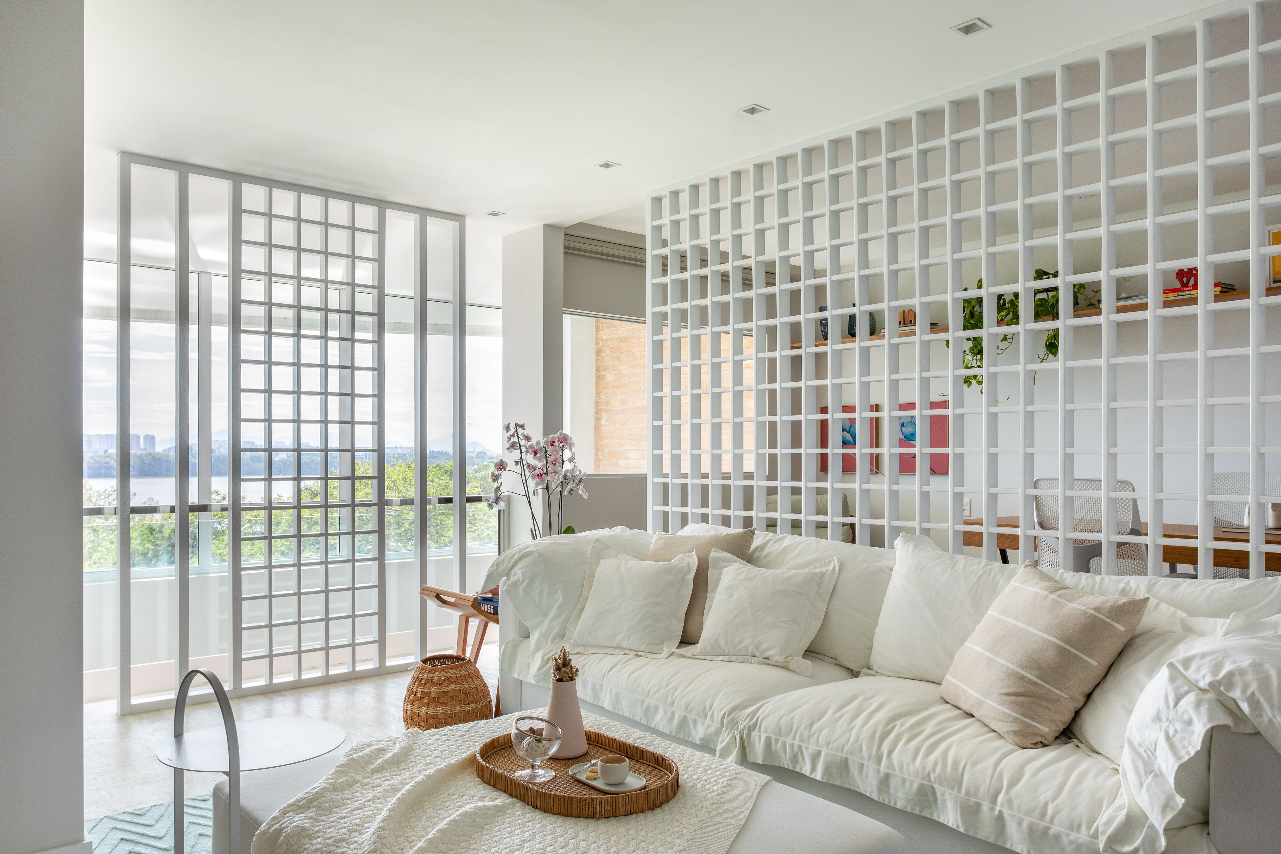 Duplex de 280 m² ganha projeto que prioriza madeira e design assinado. Projeto de Bianca da Hora. Na foto, sala com painel de muxarabi.