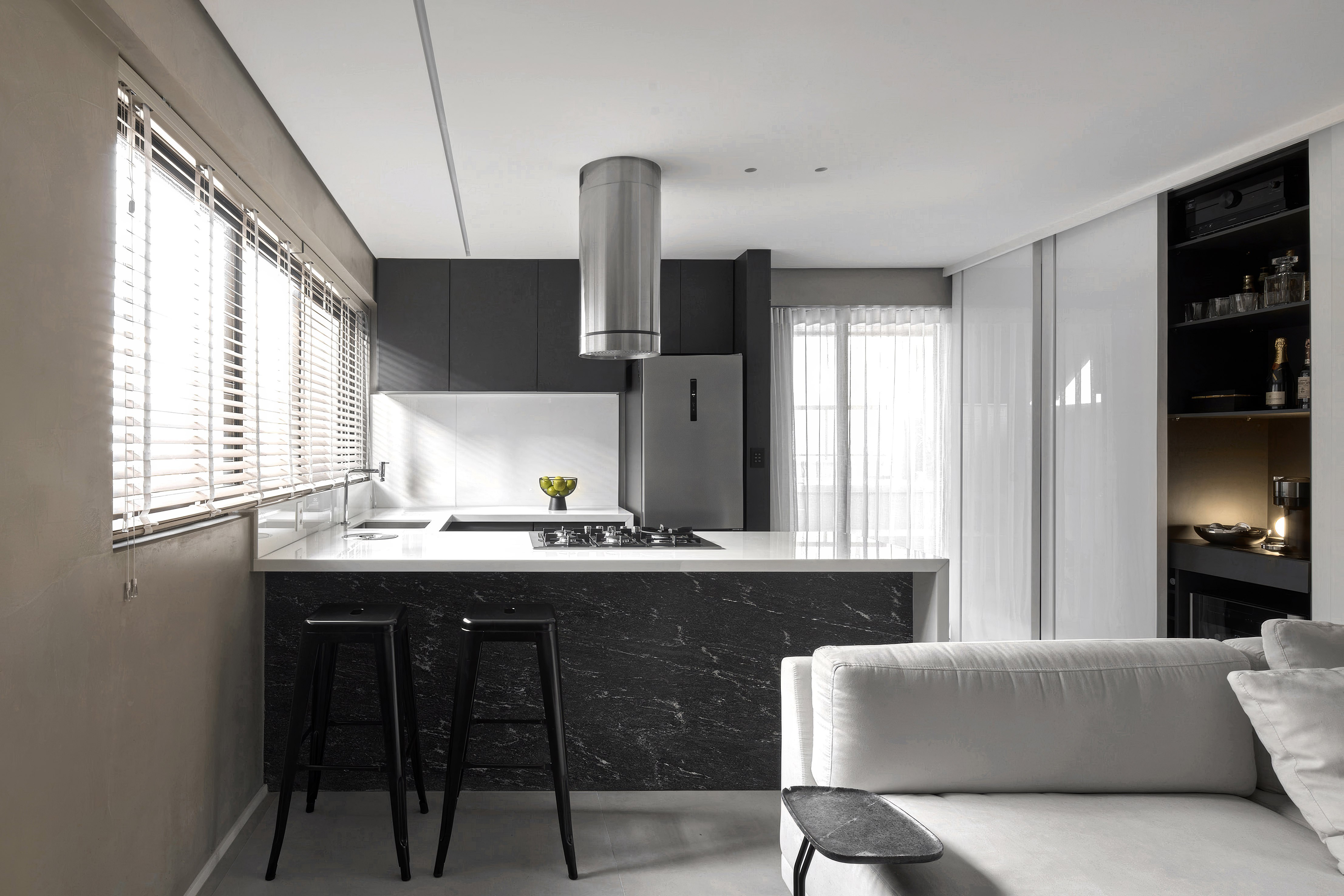 Refúgio urbano de 75 m² ganha SPA na área externa. Projeto de Junior Piacesi. Na foto, cozinha com bancada e canto do café.