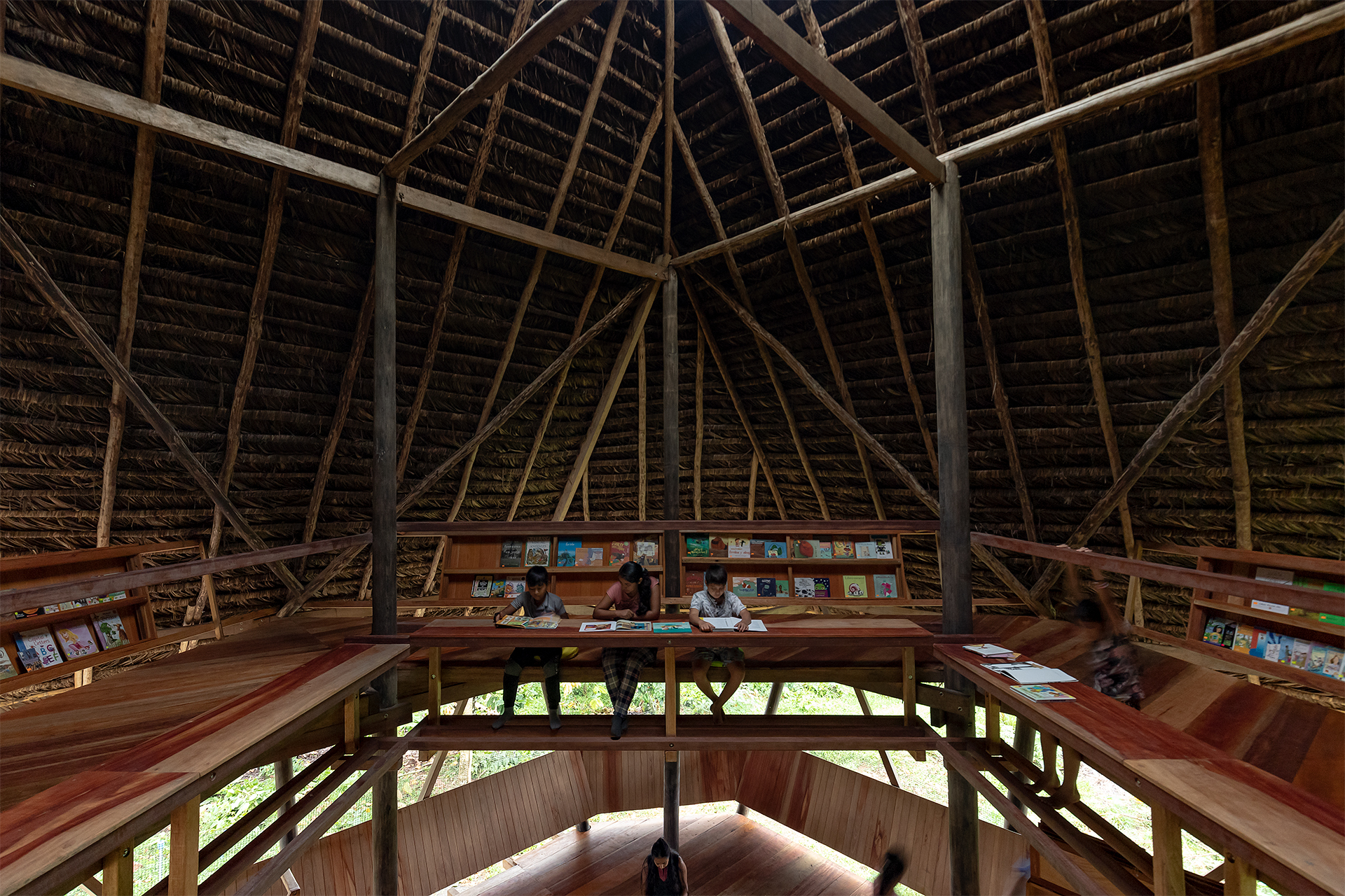 Biblioteca comunitária na Amazônia equatoriana valoriza saberes ancestrais, materiais locais e convivência