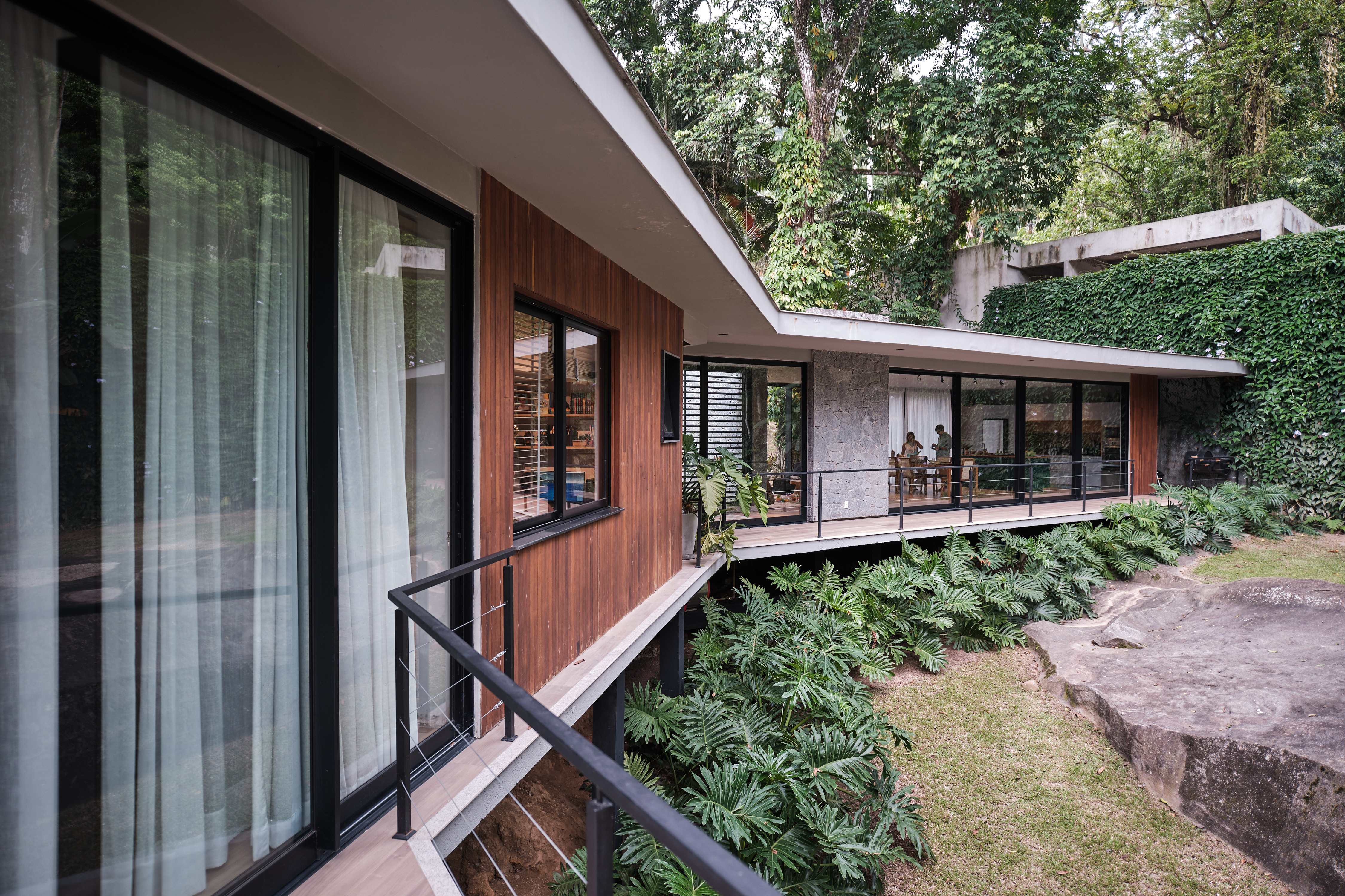 Casa na Pedra. Projeto de Thiago Morsch e Michele Wilkinson, da Thimi Arquitetura.