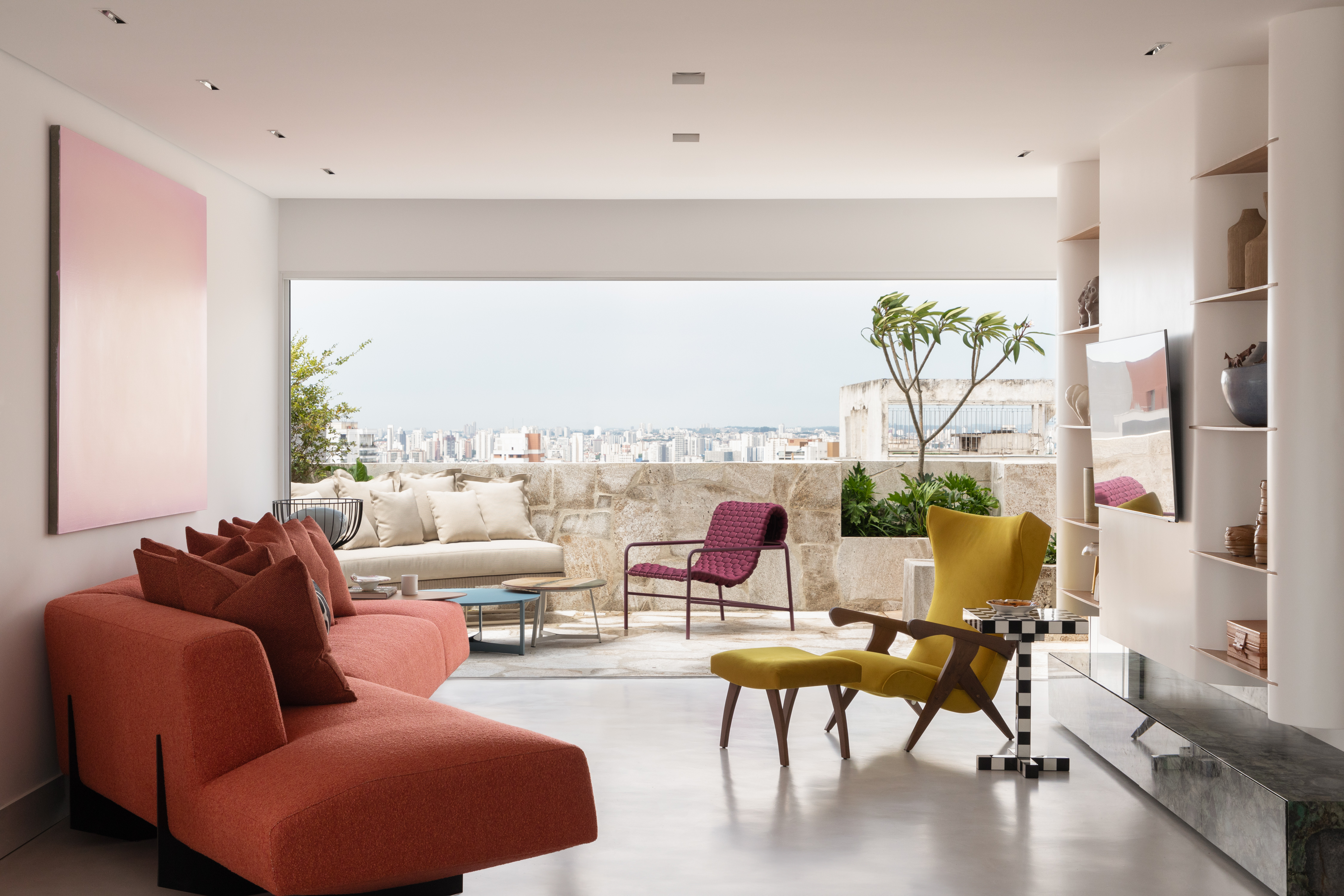 Apartamento acessível de 330 m² privilegia a circulação e amplitude. Projeto de Ana Weege. Na foto, sala de estar integrada com a varanda.