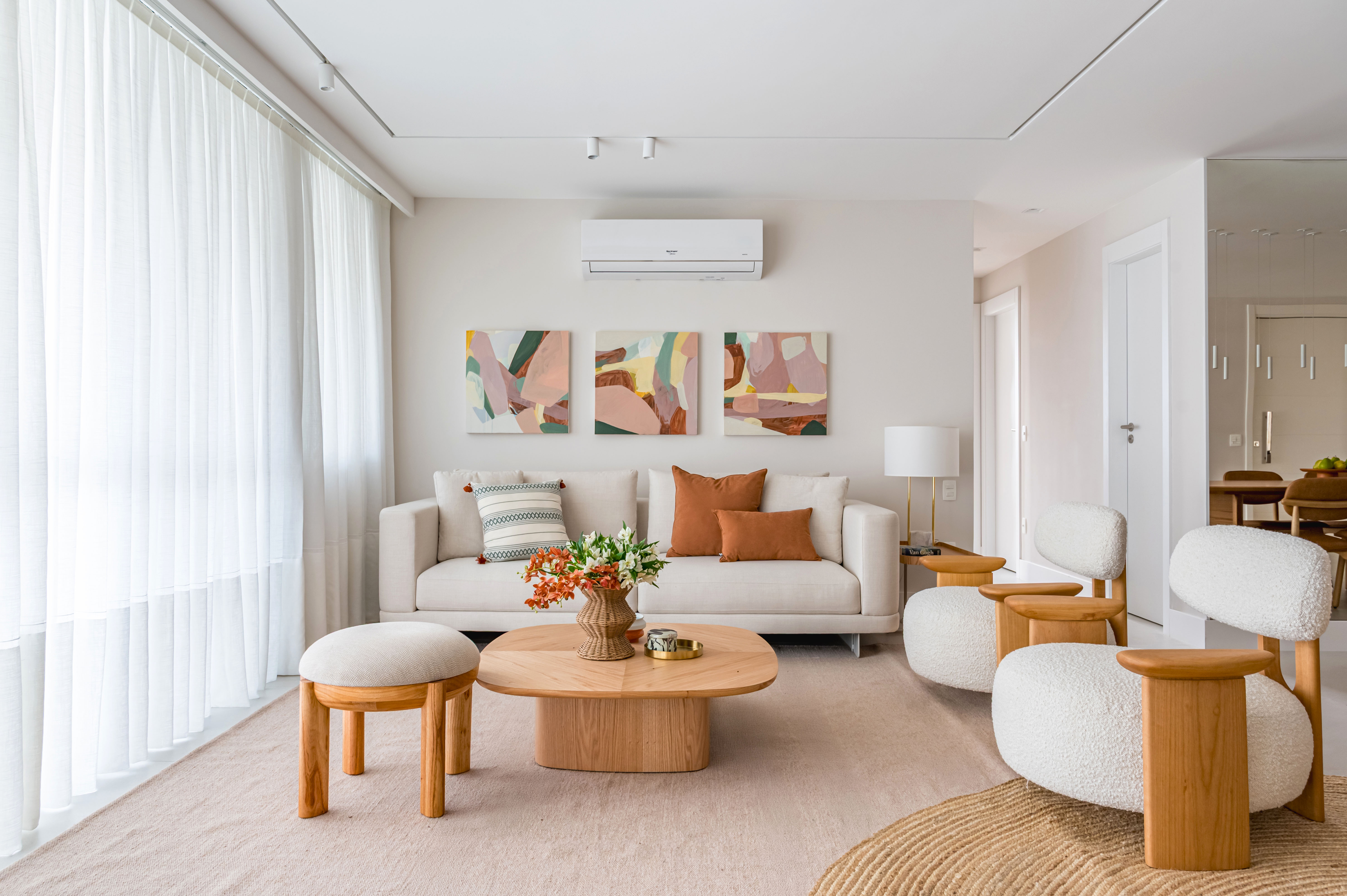 Tons de rosa dão cor e vida para este apartamento de 170 m². Projeto de Paula Müller. Na foto, sala de estar com poltrona, sofá e mesas.