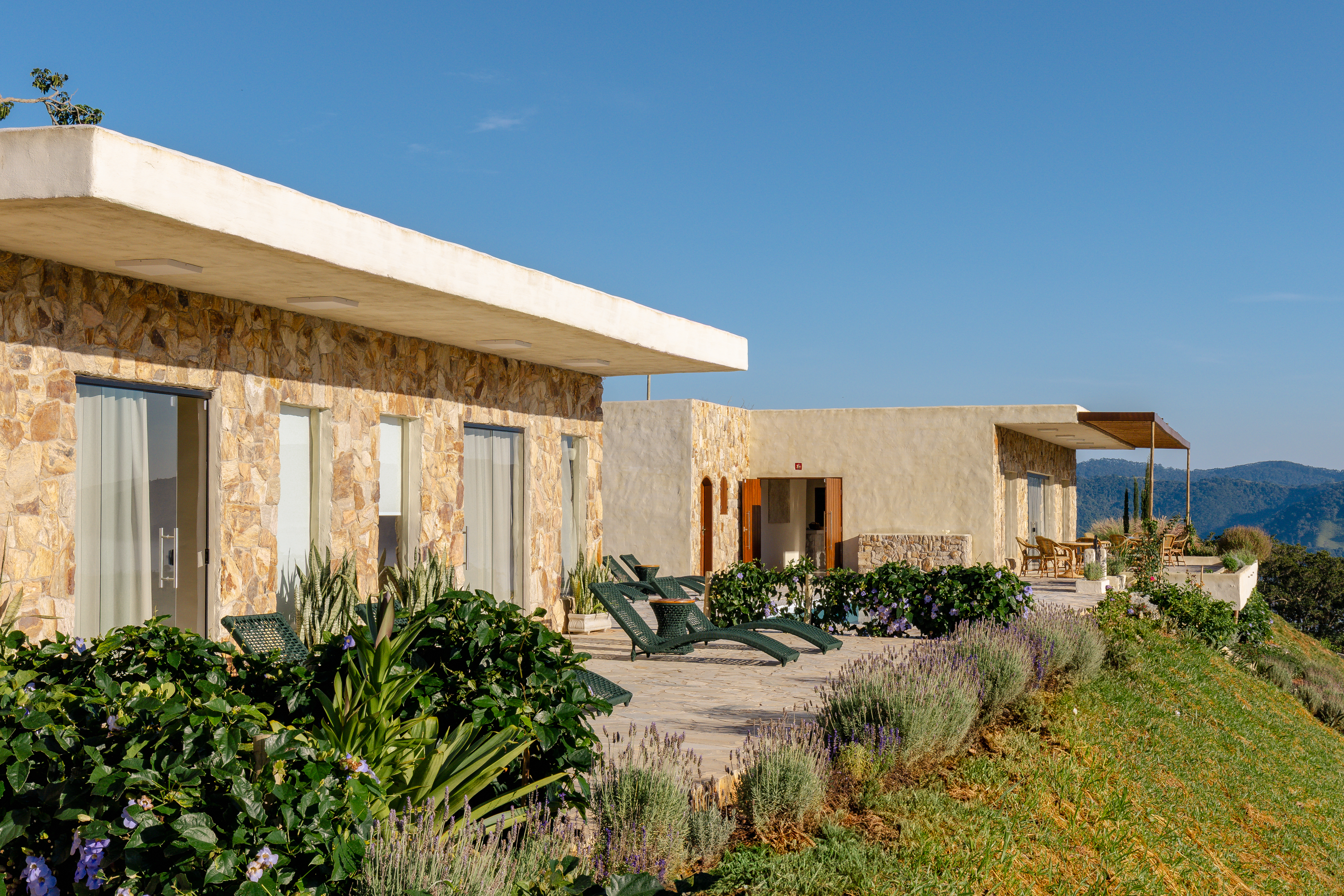 Primeira fazenda de arte do Brasil une arquitetura e natureza
