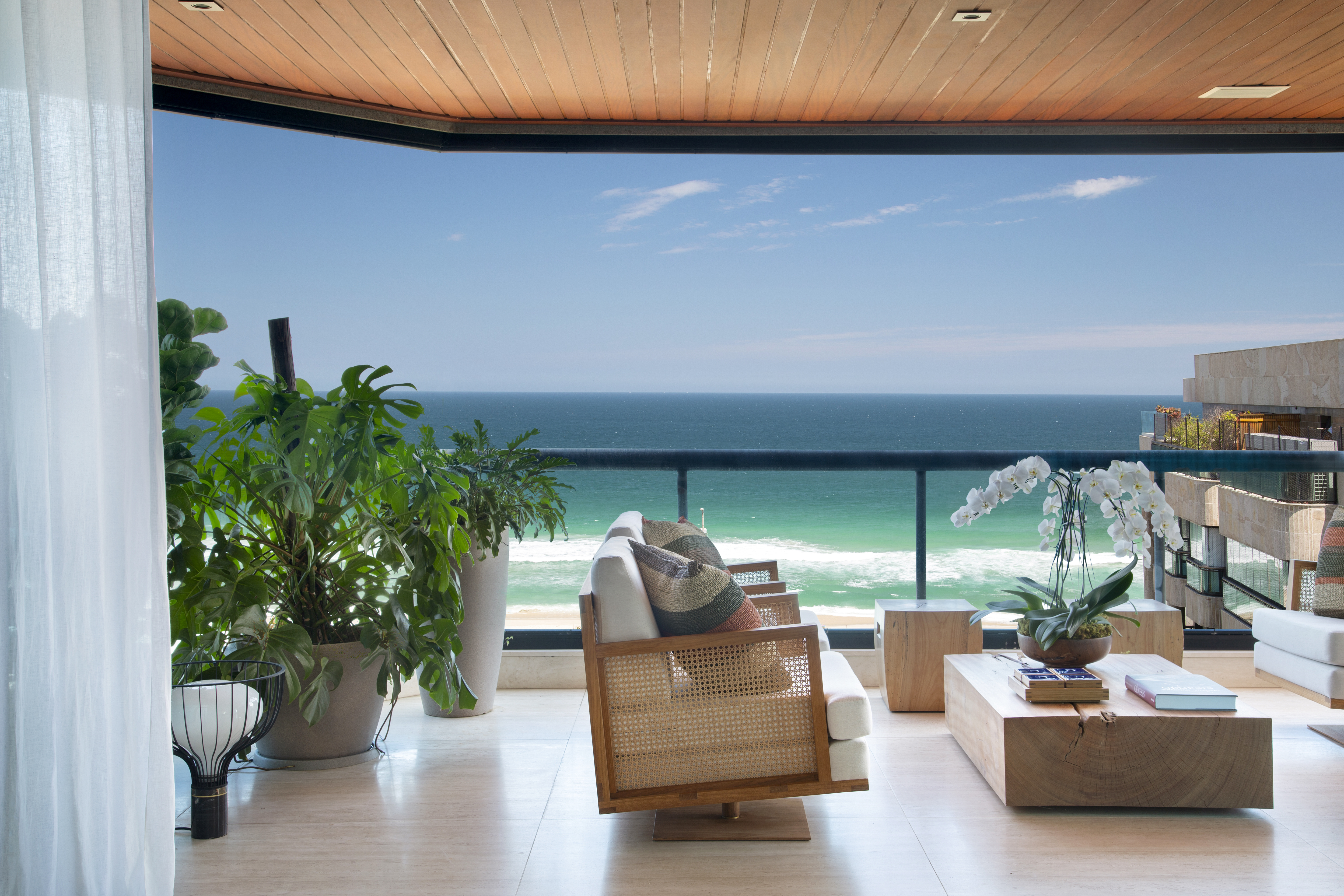 Reforma em apê alugado prioriza vista do mar na Barra da Tijuca