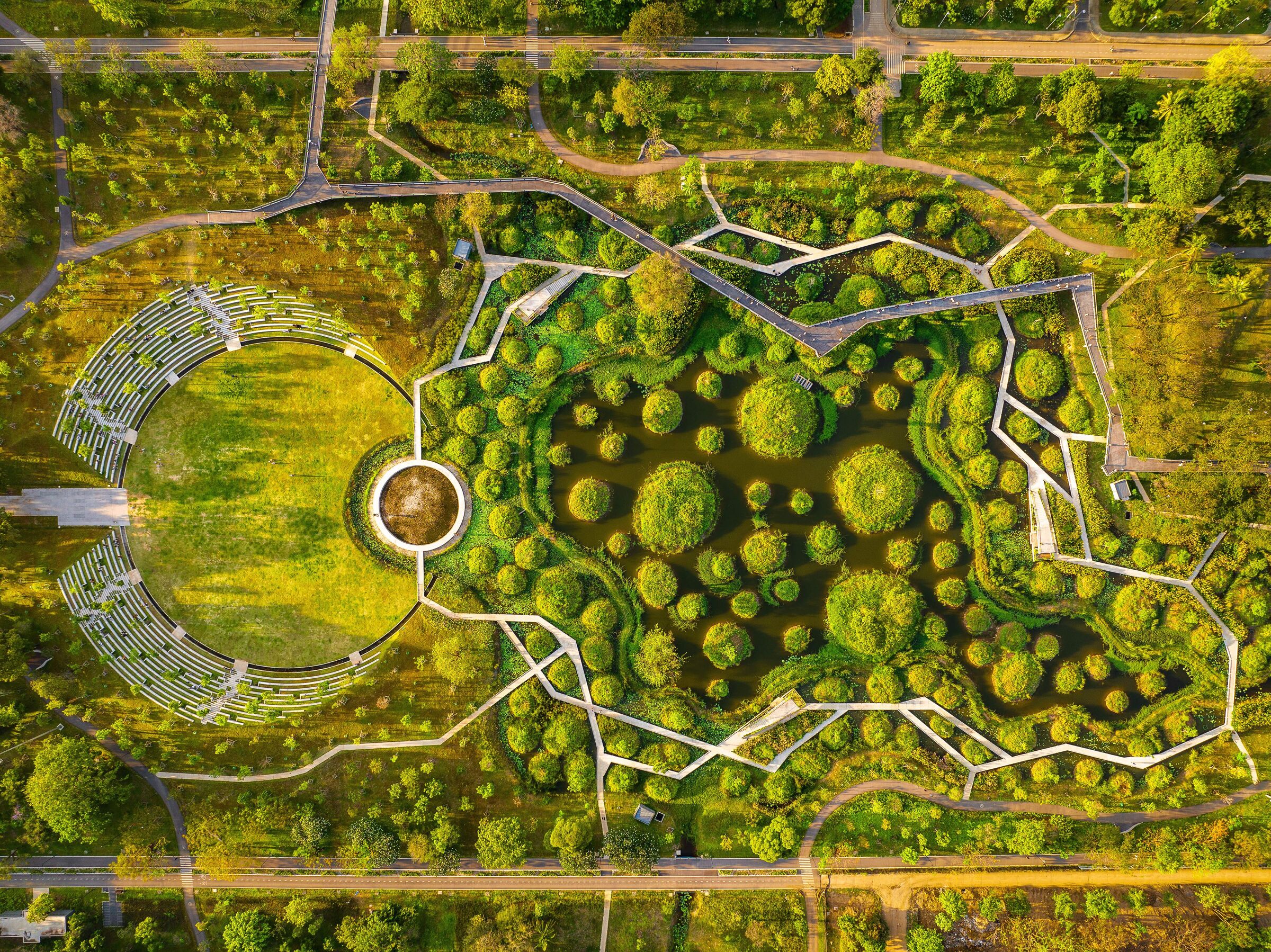 Benjakitti Forest Park, em Bangkok, é um dos projetos de Kongjian Yu que transforma a paisagem urbana em um refúgio verde com lagos e passarelas sobre áreas alagáveis.