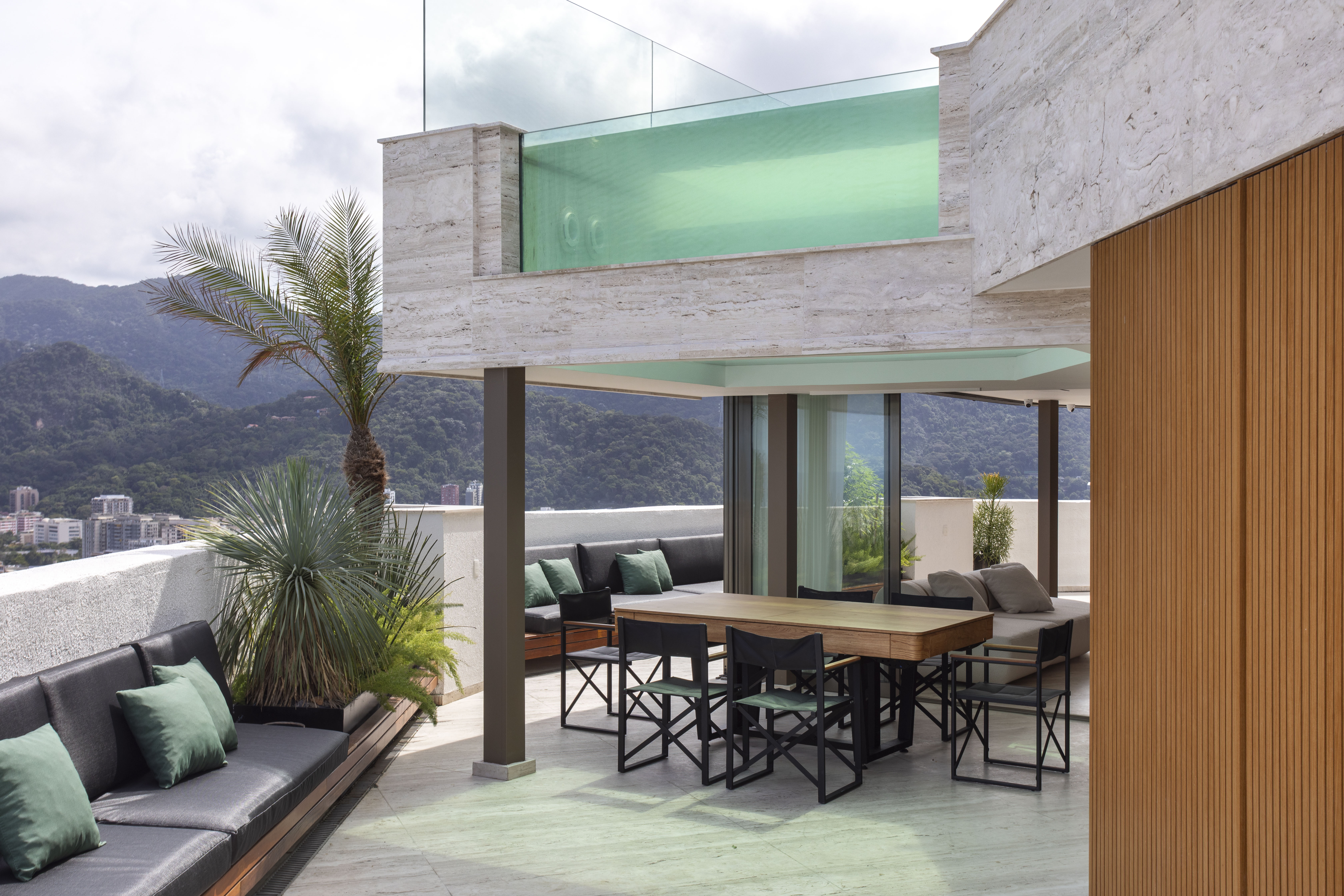 Apê com piscina suspensa e transparente tem vista para cartões postais. Projeto de Rodrigo Barbosa. Na foto, varanda com piscina suspensa.
