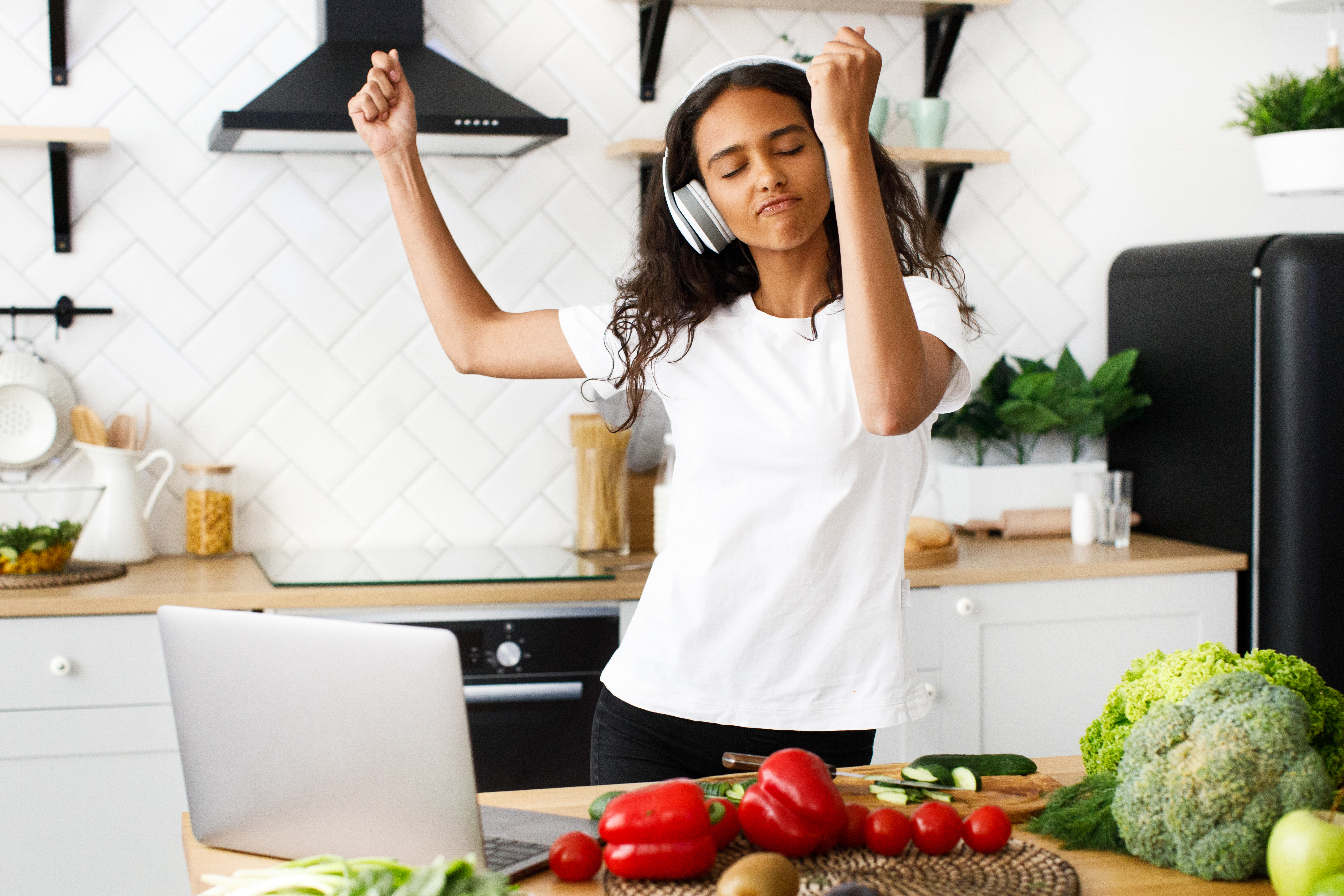 Mulher dançando na cozinha