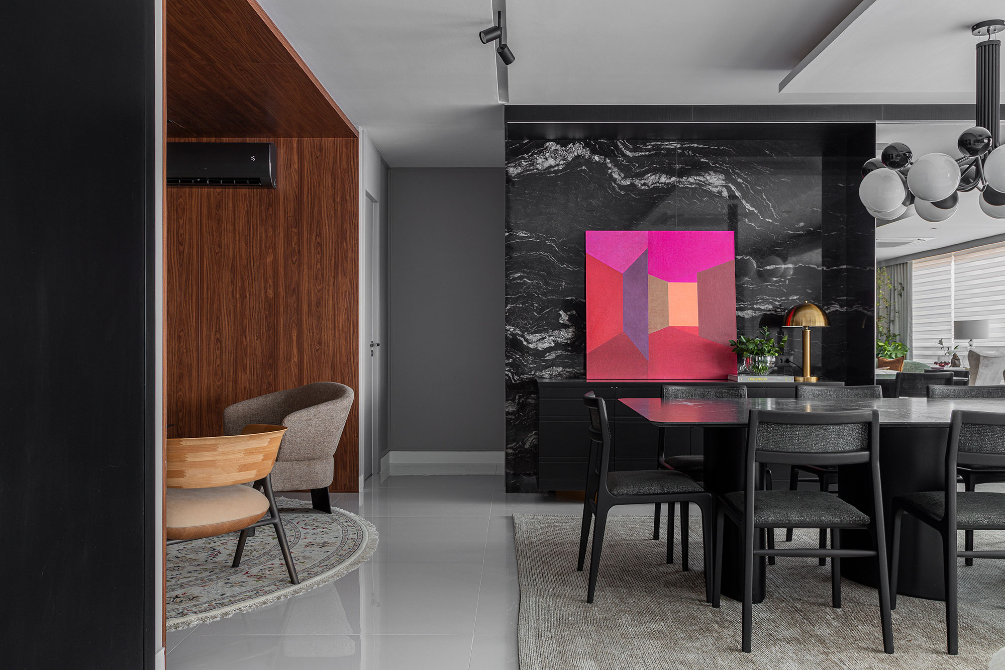 Paredes revestidas de pedras naturais dão ar elegante a apê de 271 m². Projeto de Romario Rodrigues. Na foto, sala de jantar integrada com parede de pedra.