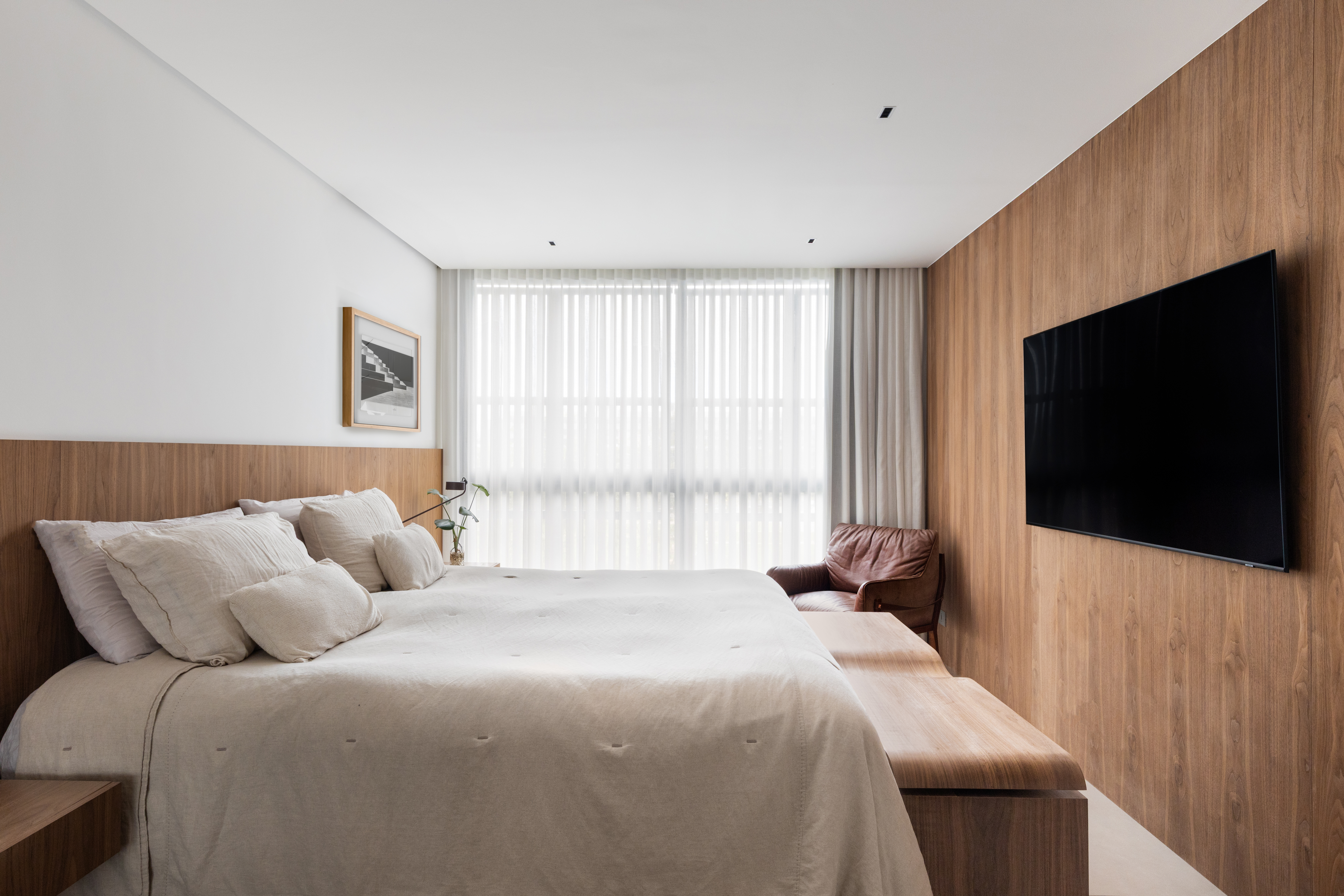 Reforma valoriza área social deste apartamento brasiliense de 270 m². Projeto de Bloco Arquitetos. Na foto, quarto com cama e tv.
