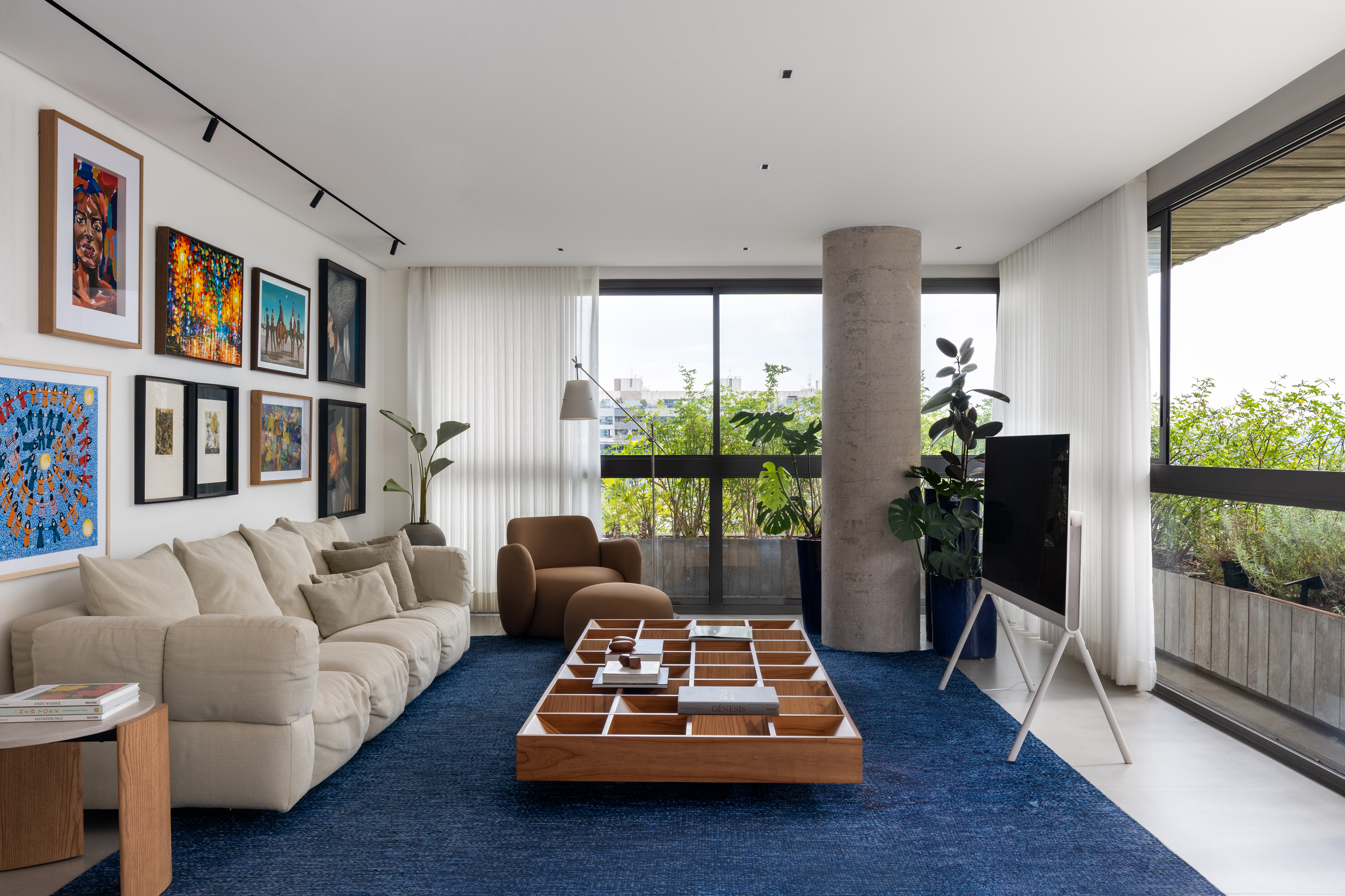 Reforma valoriza área social deste apartamento brasiliense de 270 m². Projeto de Bloco Arquitetos. Na foto, sala com gallery wall.