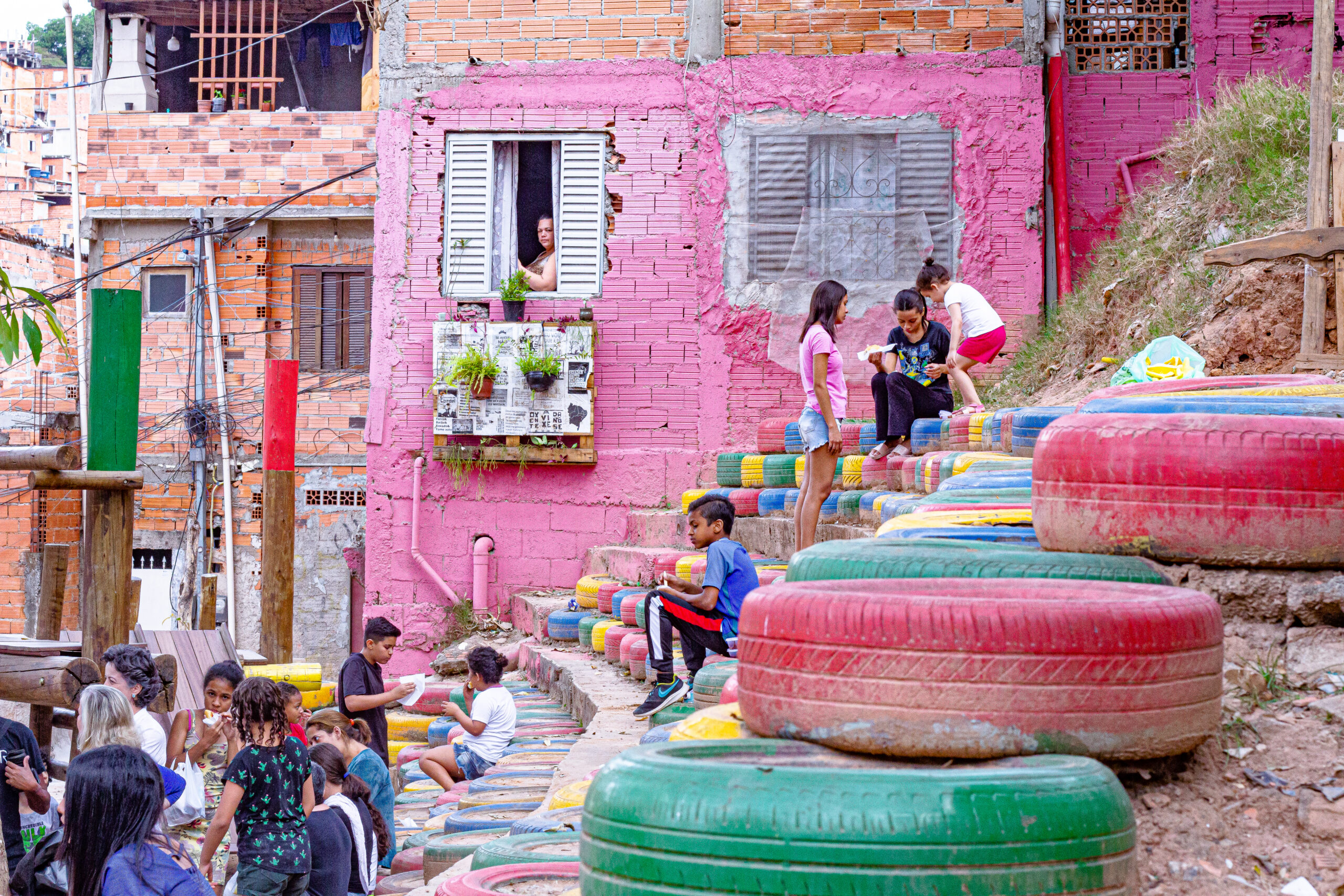 No Jardim Colombo, em Paraisópolis (SP), o antigo terreno da Fazendinha foi transformado em parque e espaço cultural pelo Instituto Fazendinhando, criado por moradores para promover a regeneração urbana e social da comunidade.